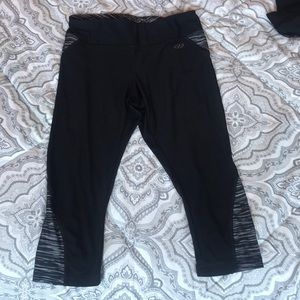Cropped workout leggings ; black & gray detailing